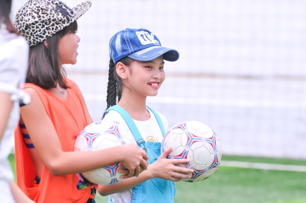 Thủy Tiên "ép" Công Vinh chơi bóng với trò cưng ảnh 7 Thủy Tiên "ép" Công Vinh chơi bóng với trò cưng ảnh 7