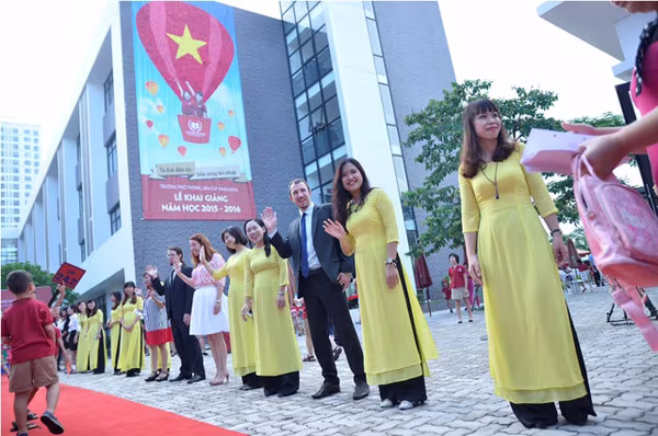 "Bức tường tài năng" đầy ấn tượng của học sinh trong Lễ khai giảng ảnh 2 "Bức tường tài năng" đầy ấn tượng của học sinh trong Lễ khai giảng ảnh 2