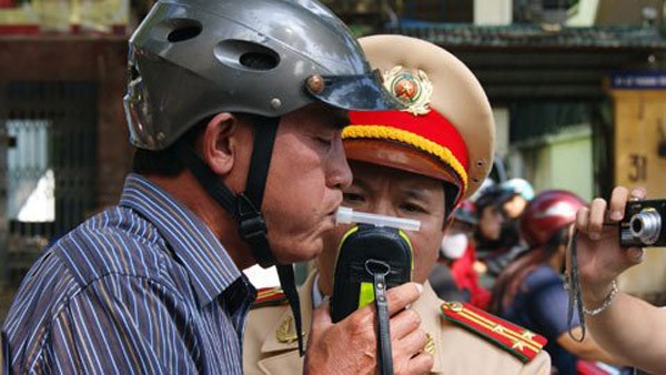 Audio 9-9-2015: Về quy định sử dụng vũ khí truy đuổi tàu nước ngoài trên biển Đông và cuộc "khủng hoảng tị nạn" ảnh 1 Audio 9-9-2015: Về quy định sử dụng vũ khí truy đuổi tàu nước ngoài trên biển Đông và cuộc "khủng hoảng tị nạn" ảnh 1