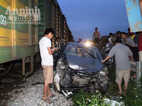 Tàu hỏa tông xe ôtô nát bét, tài xế thoát chết hy hữu ảnh 1 Tàu hỏa tông xe ôtô nát bét, tài xế thoát chết hy hữu ảnh 1