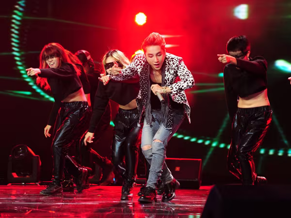 Sơn Tùng quậy tưng bừng sân khấu Giọng hát Việt đêm chung kết ảnh 5