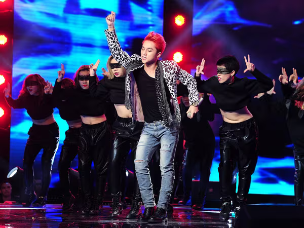 Sơn Tùng quậy tưng bừng sân khấu Giọng hát Việt đêm chung kết ảnh 6