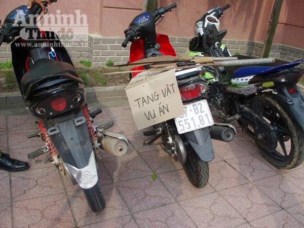 Bắt hai đối tượng chuyên mang dao kiếm chặn đường cướp xe ảnh 2 Bắt hai đối tượng chuyên mang dao kiếm chặn đường cướp xe ảnh 2
