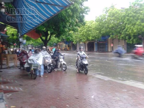 Mưa lớn kéo dài, Hải Phòng chìm trong "biển nước" ảnh 10 Mưa lớn kéo dài, Hải Phòng chìm trong "biển nước" ảnh 10