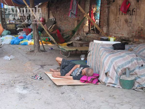 Kiếp không nhà và những người đàn bà nghèo… hút thuốc ảnh 4 Kiếp không nhà và những người đàn bà nghèo… hút thuốc ảnh 4