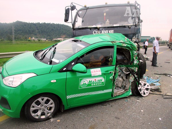 Xe tải tông nát xe taxi, 4 người bị thương ảnh 1 Xe tải tông nát xe taxi, 4 người bị thương ảnh 1