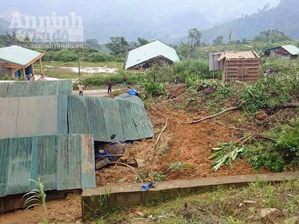 Quảng Nam: Sạt lở trong đêm, 3 nhà dân bị vùi lấp ảnh 1 Quảng Nam: Sạt lở trong đêm, 3 nhà dân bị vùi lấp ảnh 1