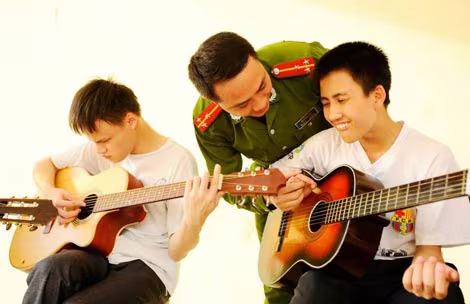 Lớp học guitar cho trẻ em khiếm thị của một Thượng úy trẻ ảnh 4 Lớp học guitar cho trẻ em khiếm thị của một Thượng úy trẻ ảnh 4