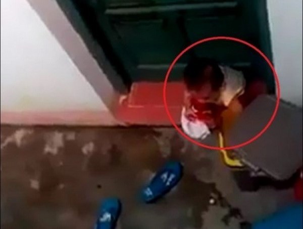 Audio 13-11-2015: Buộc thôi việc cô giáo nhốt trẻ 2 tuổi, khiến bé nhặt rác bỏ vào mồm ảnh 2 Audio 13-11-2015: Buộc thôi việc cô giáo nhốt trẻ 2 tuổi, khiến bé nhặt rác bỏ vào mồm ảnh 2