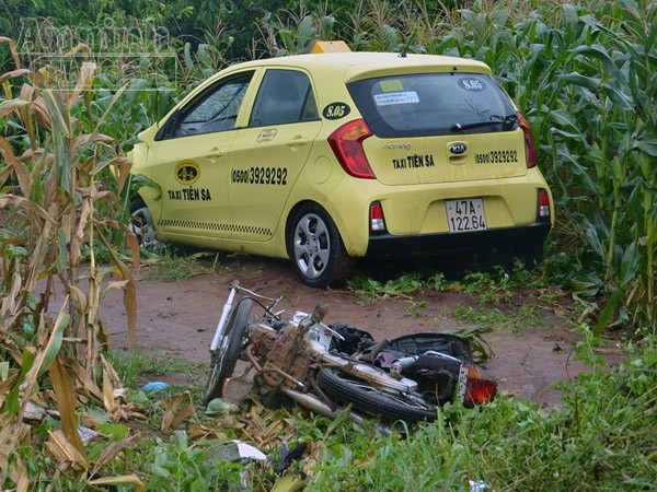 Taxi gây tai nạn liên hoàn, tông chết một phụ nữ sắp sinh ảnh 1 Taxi gây tai nạn liên hoàn, tông chết một phụ nữ sắp sinh ảnh 1