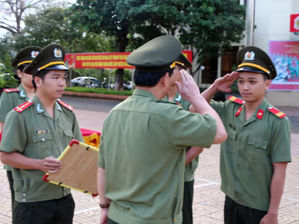 Nhặt được 11 triệu đồng, hai CBCS Công an tìm đến tận nhà, trao trả người đánh rơi ảnh 1