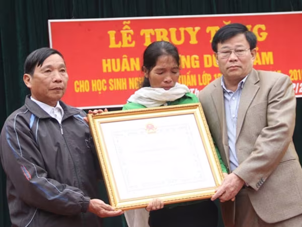 Truy tặng Huân chương Dũng cảm cho nam sinh quên mình cứu người đuối nước ảnh 1 Truy tặng Huân chương Dũng cảm cho nam sinh quên mình cứu người đuối nước ảnh 1