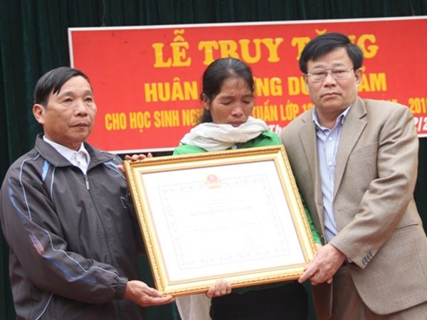 Truy tặng Huân chương Dũng cảm cho nam sinh quên mình cứu người đuối nước ảnh 1 Truy tặng Huân chương Dũng cảm cho nam sinh quên mình cứu người đuối nước ảnh 1