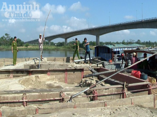 Bắt giữ 8 tàu vỏ thép hút trộm cát giữa sông ảnh 2 Bắt giữ 8 tàu vỏ thép hút trộm cát giữa sông ảnh 2