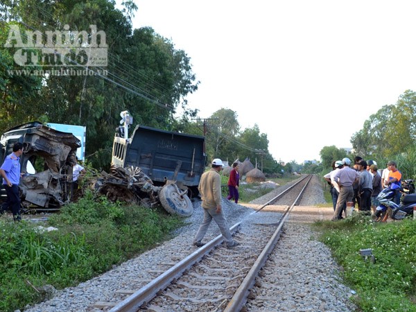Băng qua đường sắt, xe tải bị tàu cắt lìa làm đôi, tài xế tử vong tại chỗ ảnh 1 Băng qua đường sắt, xe tải bị tàu cắt lìa làm đôi, tài xế tử vong tại chỗ ảnh 1