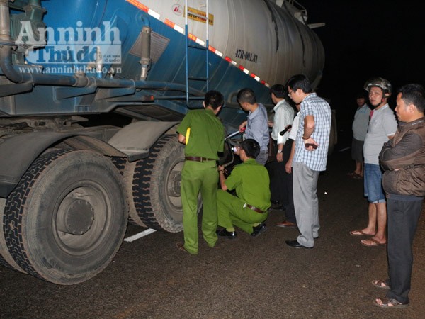 Va chạm với xe bồn chở xi măng, em tử vong tại chỗ, chị nhập viện cấp cứu ảnh 2 Va chạm với xe bồn chở xi măng, em tử vong tại chỗ, chị nhập viện cấp cứu ảnh 2