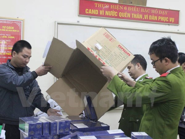 Giấu hàng trăm cây thuốc lá lậu trong các thùng mỳ ảnh 1 Giấu hàng trăm cây thuốc lá lậu trong các thùng mỳ ảnh 1