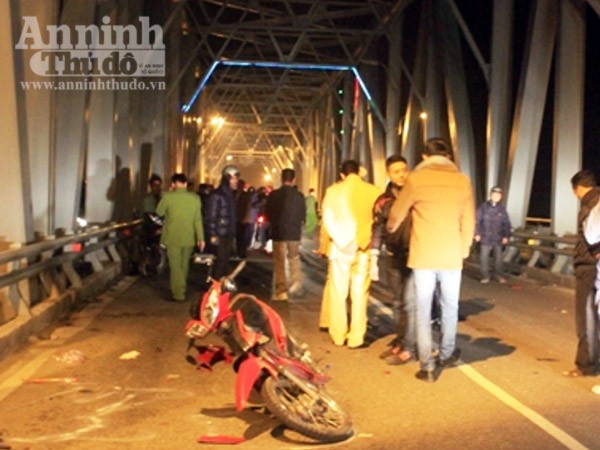 Xe máy đối đầu giữa cầu, 2 người đàn ông chết thảm ảnh 1 Xe máy đối đầu giữa cầu, 2 người đàn ông chết thảm ảnh 1