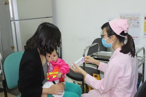 Audio 25-12-2015: Xếp hàng suốt đêm và hỗn loạn chờ tiêm vaccine "5 trong 1" ảnh 1 Audio 25-12-2015: Xếp hàng suốt đêm và hỗn loạn chờ tiêm vaccine "5 trong 1" ảnh 1