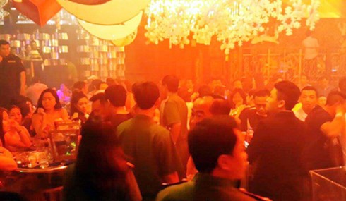 Audio 2-1-2016: Xe taxi cháy giữa hầm Hải Vân, hơn 150 người bị mắc kẹt ảnh 3 Audio 2-1-2016: Xe taxi cháy giữa hầm Hải Vân, hơn 150 người bị mắc kẹt ảnh 3