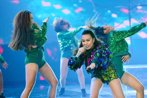 Hoàng Thùy Linh khoe vũ đạo "nóng bỏng" trên sân khấu The Remix ảnh 7 Hoàng Thùy Linh khoe vũ đạo "nóng bỏng" trên sân khấu The Remix ảnh 7