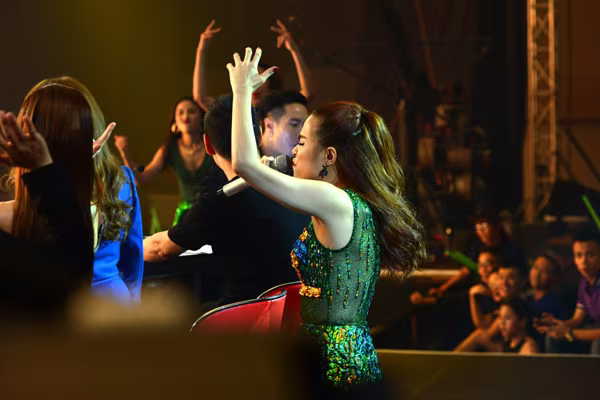 Hoàng Thùy Linh khoe vũ đạo "nóng bỏng" trên sân khấu The Remix ảnh 10 Hoàng Thùy Linh khoe vũ đạo "nóng bỏng" trên sân khấu The Remix ảnh 10