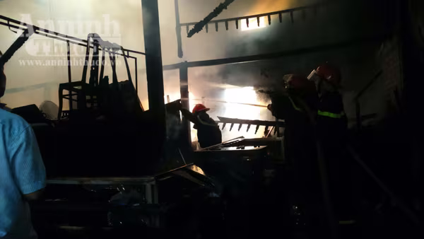 Cháy rụi cơ sở mua bán đồ gỗ, cụ ông 85 tuổi may mắn thoát nạn ảnh 2 Cháy rụi cơ sở mua bán đồ gỗ, cụ ông 85 tuổi may mắn thoát nạn ảnh 2