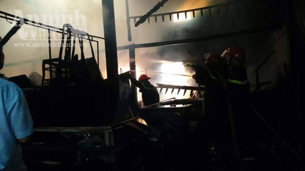 Cháy rụi cơ sở mua bán đồ gỗ, cụ ông 85 tuổi may mắn thoát nạn ảnh 2 Cháy rụi cơ sở mua bán đồ gỗ, cụ ông 85 tuổi may mắn thoát nạn ảnh 2