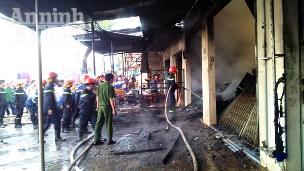 Cháy rụi cơ sở mua bán đồ gỗ, cụ ông 85 tuổi may mắn thoát nạn ảnh 3 Cháy rụi cơ sở mua bán đồ gỗ, cụ ông 85 tuổi may mắn thoát nạn ảnh 3