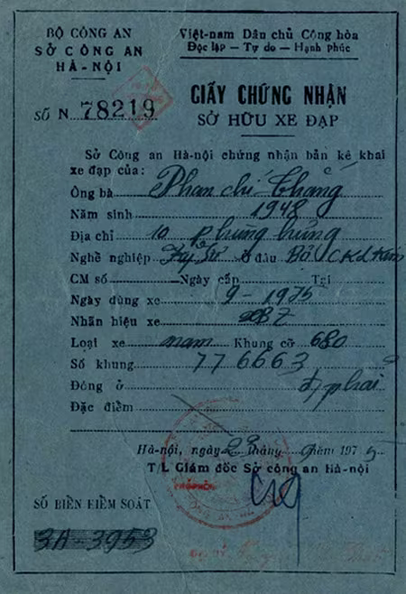 Ngỡ ngàng giấy đăng ký xe máy to bằng 2 bàn tay, mua xăng bằng phiếu ảnh 4 Ngỡ ngàng giấy đăng ký xe máy to bằng 2 bàn tay, mua xăng bằng phiếu ảnh 4