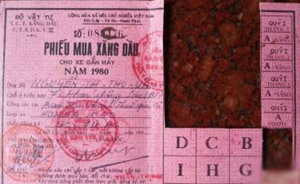 Ngỡ ngàng giấy đăng ký xe máy to bằng 2 bàn tay, mua xăng bằng phiếu ảnh 2 Ngỡ ngàng giấy đăng ký xe máy to bằng 2 bàn tay, mua xăng bằng phiếu ảnh 2