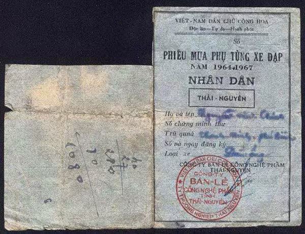 Ngỡ ngàng giấy đăng ký xe máy to bằng 2 bàn tay, mua xăng bằng phiếu ảnh 5 Ngỡ ngàng giấy đăng ký xe máy to bằng 2 bàn tay, mua xăng bằng phiếu ảnh 5