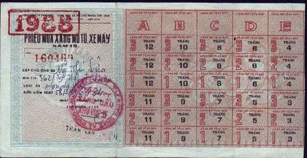 Ngỡ ngàng giấy đăng ký xe máy to bằng 2 bàn tay, mua xăng bằng phiếu ảnh 3 Ngỡ ngàng giấy đăng ký xe máy to bằng 2 bàn tay, mua xăng bằng phiếu ảnh 3