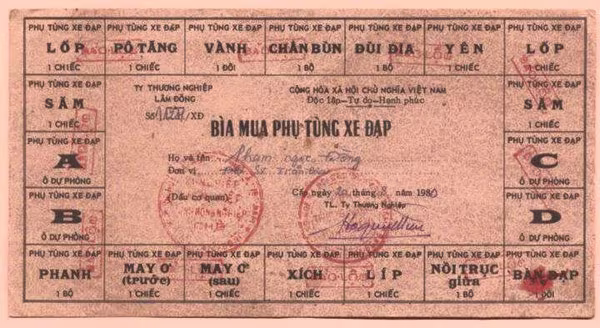 Ngỡ ngàng giấy đăng ký xe máy to bằng 2 bàn tay, mua xăng bằng phiếu ảnh 6 Ngỡ ngàng giấy đăng ký xe máy to bằng 2 bàn tay, mua xăng bằng phiếu ảnh 6