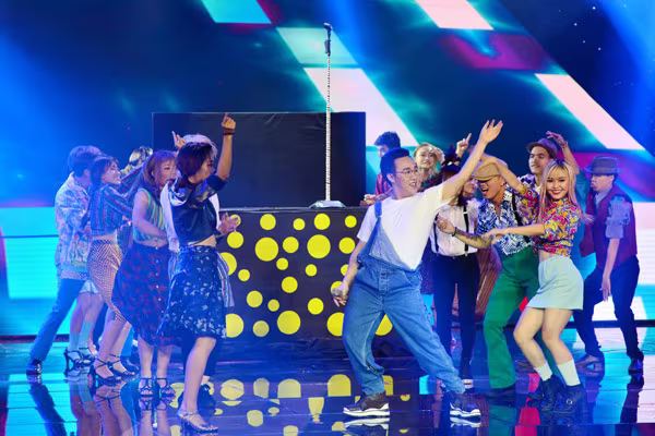 "Thánh mưa" Trung Quân bất ngờ dừng chân trong đêm thi tính điểm đầu tiên ảnh 2