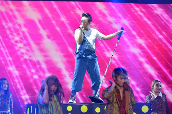 "Thánh mưa" Trung Quân bất ngờ dừng chân trong đêm thi tính điểm đầu tiên ảnh 1 "Thánh mưa" Trung Quân bất ngờ dừng chân trong đêm thi tính điểm đầu tiên ảnh 1