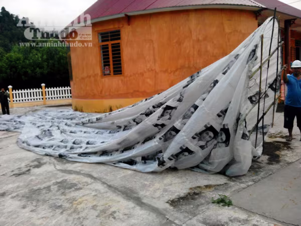 "Vật thể lạ" rơi tại Quảng Nam có hình vẽ và chữ Trung Quốc ảnh 1 "Vật thể lạ" rơi tại Quảng Nam có hình vẽ và chữ Trung Quốc ảnh 1