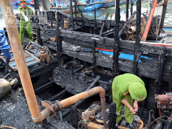 Cháy 2 tàu cá trị giá hơn 1 tỉ đồng, ngư dân lâm cảnh trắng tay ảnh 2 Cháy 2 tàu cá trị giá hơn 1 tỉ đồng, ngư dân lâm cảnh trắng tay ảnh 2