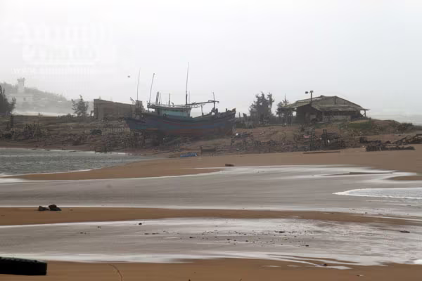 Phú Yên: Triều cường uy hiếp khu dân cư, tàn phá bến sửa chữa tàu cá ảnh 1 Phú Yên: Triều cường uy hiếp khu dân cư, tàn phá bến sửa chữa tàu cá ảnh 1