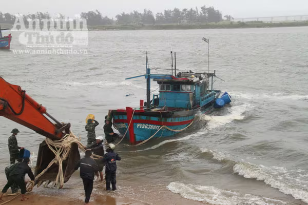 Phú Yên: Triều cường uy hiếp khu dân cư, tàn phá bến sửa chữa tàu cá ảnh 4 Phú Yên: Triều cường uy hiếp khu dân cư, tàn phá bến sửa chữa tàu cá ảnh 4