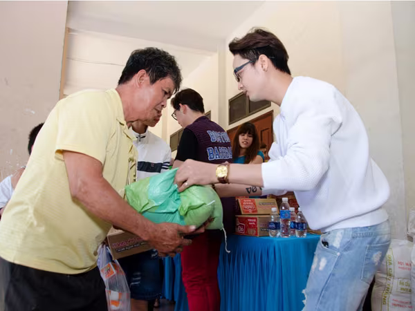 Mang Tết sum vầy đến 200 gia đình chịu ảnh hưởng bởi HIV/AIDS ảnh 2 Mang Tết sum vầy đến 200 gia đình chịu ảnh hưởng bởi HIV/AIDS ảnh 2