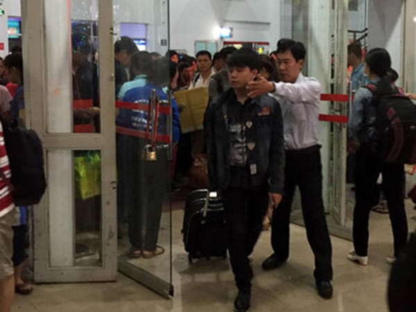 Audio 5-2-2016: Mua vé từ "cò", 11 hành khách "dở khóc, dở cười" vì không được lên tàu ảnh 4 Audio 5-2-2016: Mua vé từ "cò", 11 hành khách "dở khóc, dở cười" vì không được lên tàu ảnh 4