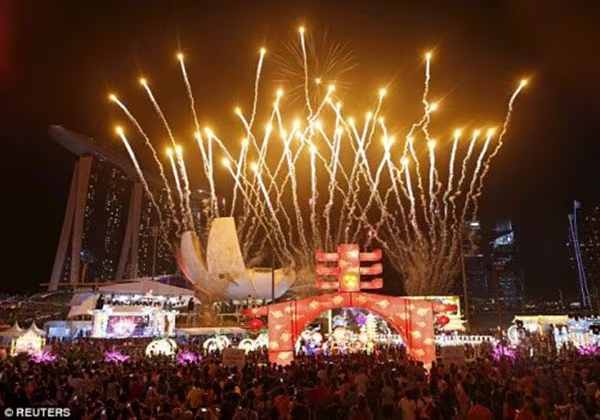 Không khí năm mới 2016 rộn ràng khắp các nước Châu Á ảnh 6