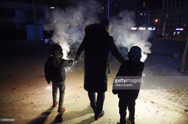 Không khí năm mới 2016 rộn ràng khắp các nước Châu Á ảnh 9