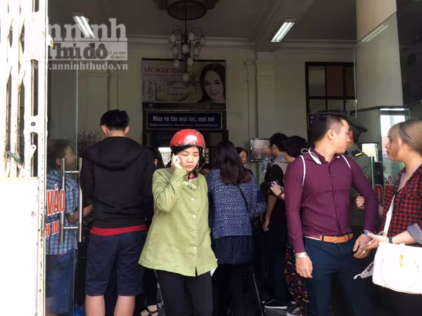 Người dân Hải Phòng ùn ùn ra ga tàu, đổ về Hà Nội ảnh 6 Người dân Hải Phòng ùn ùn ra ga tàu, đổ về Hà Nội ảnh 6