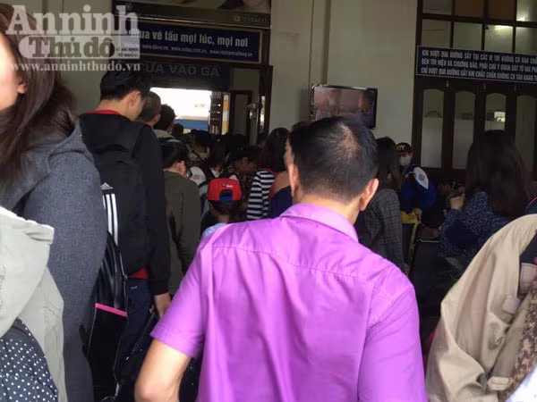 Người dân Hải Phòng ùn ùn ra ga tàu, đổ về Hà Nội ảnh 1