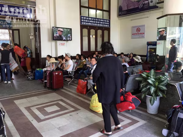 Người dân Hải Phòng ùn ùn ra ga tàu, đổ về Hà Nội ảnh 7
