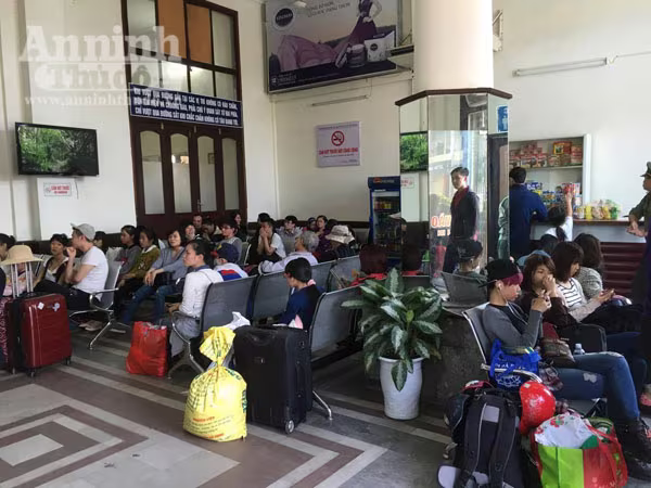 Người dân Hải Phòng ùn ùn ra ga tàu, đổ về Hà Nội ảnh 8