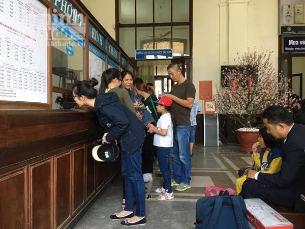 Người dân Hải Phòng ùn ùn ra ga tàu, đổ về Hà Nội ảnh 3