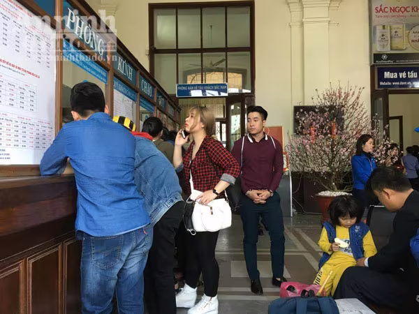 Người dân Hải Phòng ùn ùn ra ga tàu, đổ về Hà Nội ảnh 5